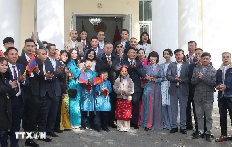 Party Chief and State President To Lam meets Vietnamese community in Mongolia