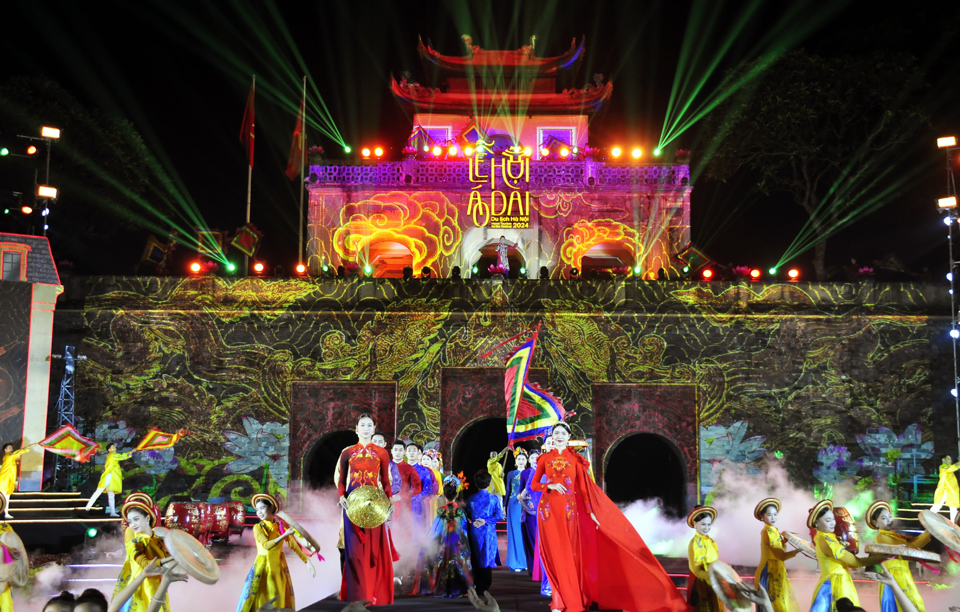 Hanoi Ao Dai Tourism Festival 2024 re-enacts heroic history