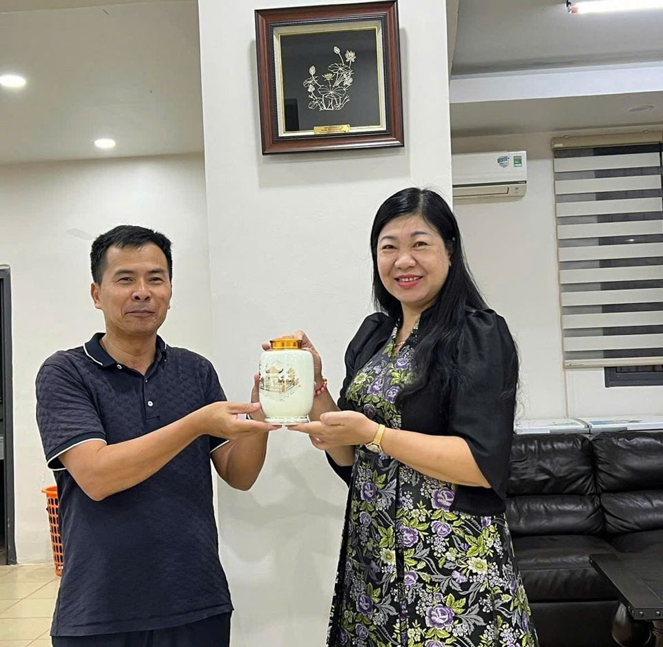 Hanoi delegation visits Vietnamese business in Cuba